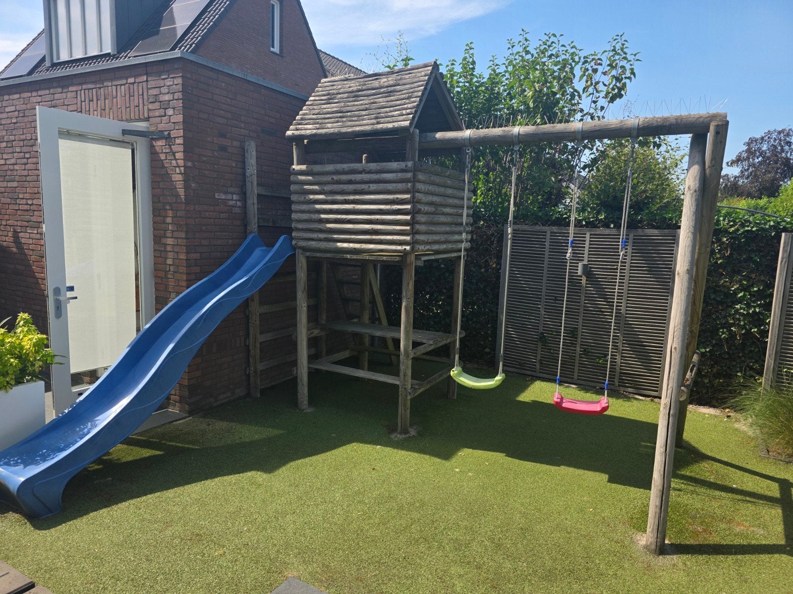 Houten speeltoestel met glijbaan en schommels (gratis), Ophalen of Verzenden, Gebruikt, Schommel