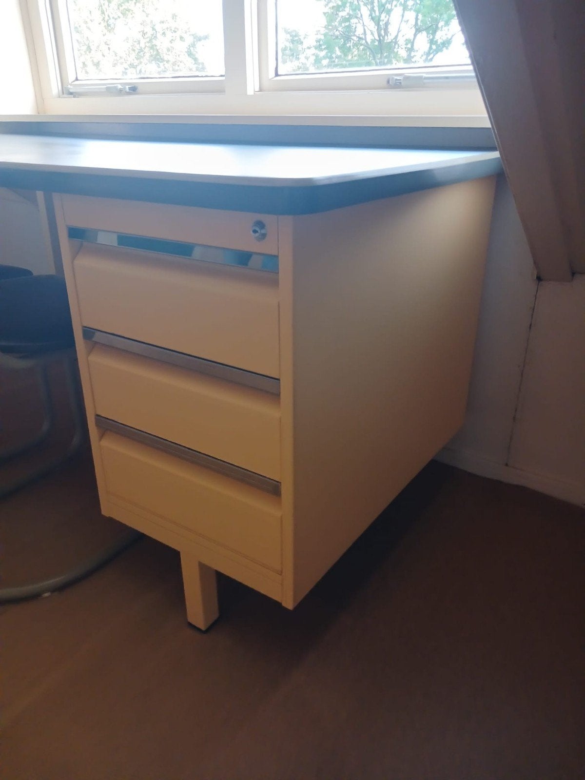Vintage bureau met lades en metalen accenten, Huis en Inrichting, Ophalen, Gebruikt, Metaal, Vintage
