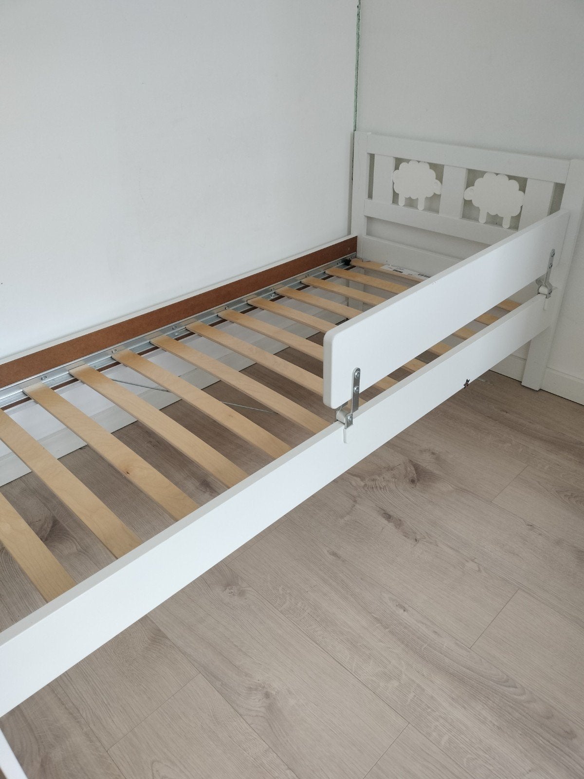 IKEA SMÅSTAD/PLATSA kinderbed met LURÖY lattenbodem, Huis en Inrichting, Slaapkamer | Bedden, Modern, Speels, Wit, Zo goed als nieuw