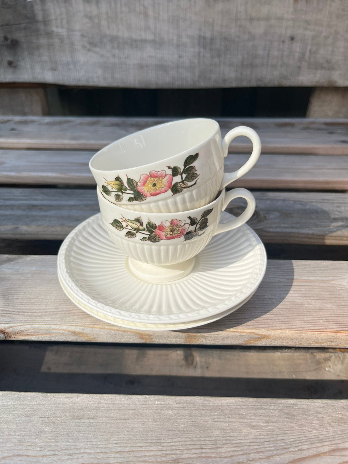 Wedgewood Briar Rose theekoppen en -schotels, Klassiek, Ophalen of Verzenden, Zo goed als nieuw, Kop(pen) en/of Schotel(s)