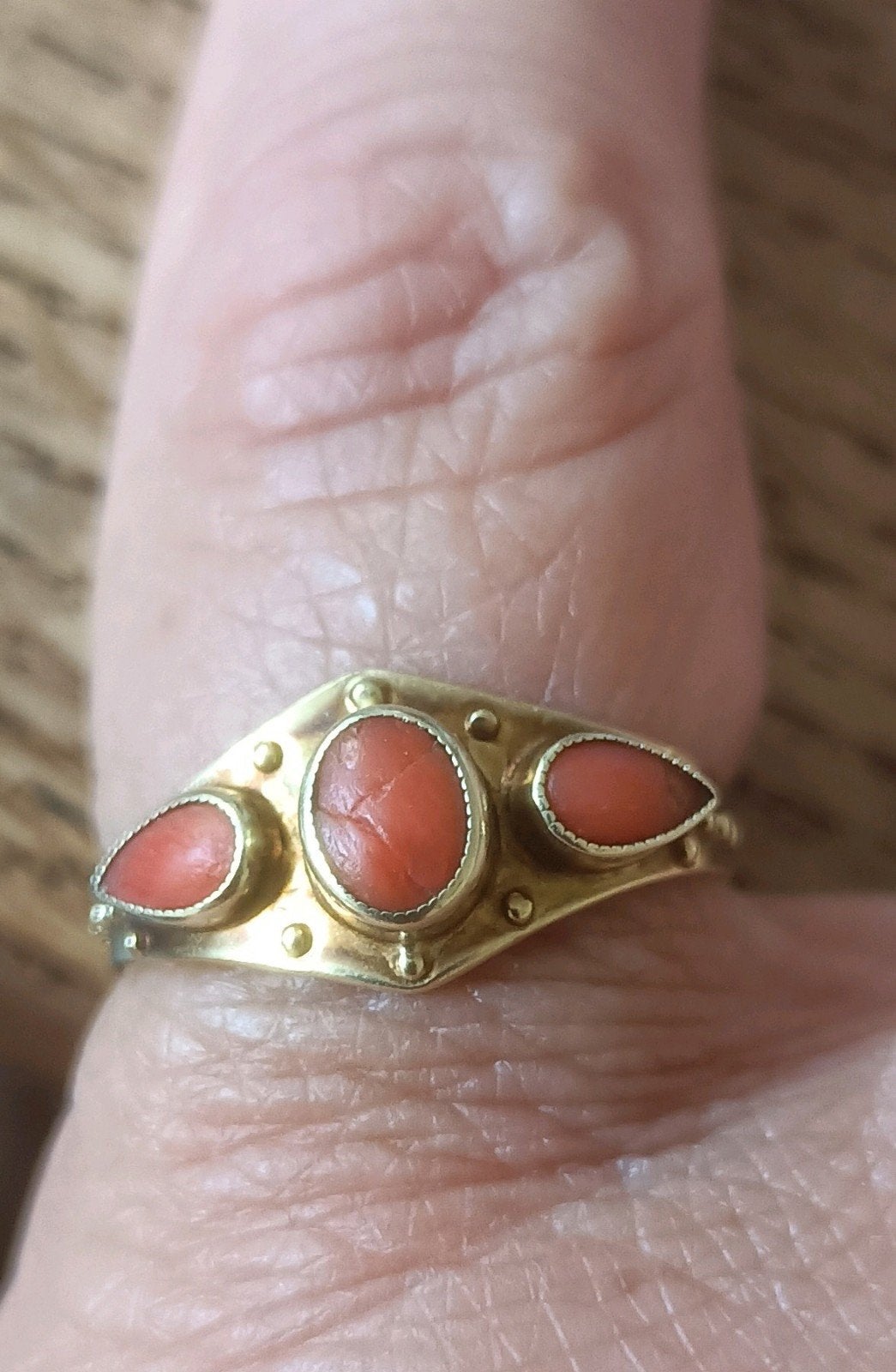 Gouden ring met bloedkoraal 14 k., Gebruikt, Ophalen of Verzenden, 17 tot 18, Dame