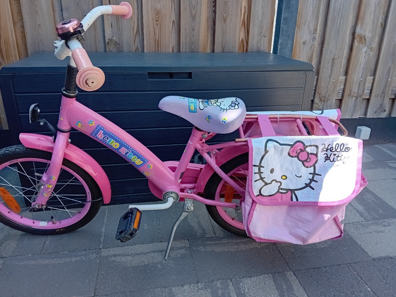 Roze Hello Kitty kinderfiets 16 inch met leuke fietstassen, Ophalen, Terugtraprem, Hello Kitty, 16 tot 20 inch
