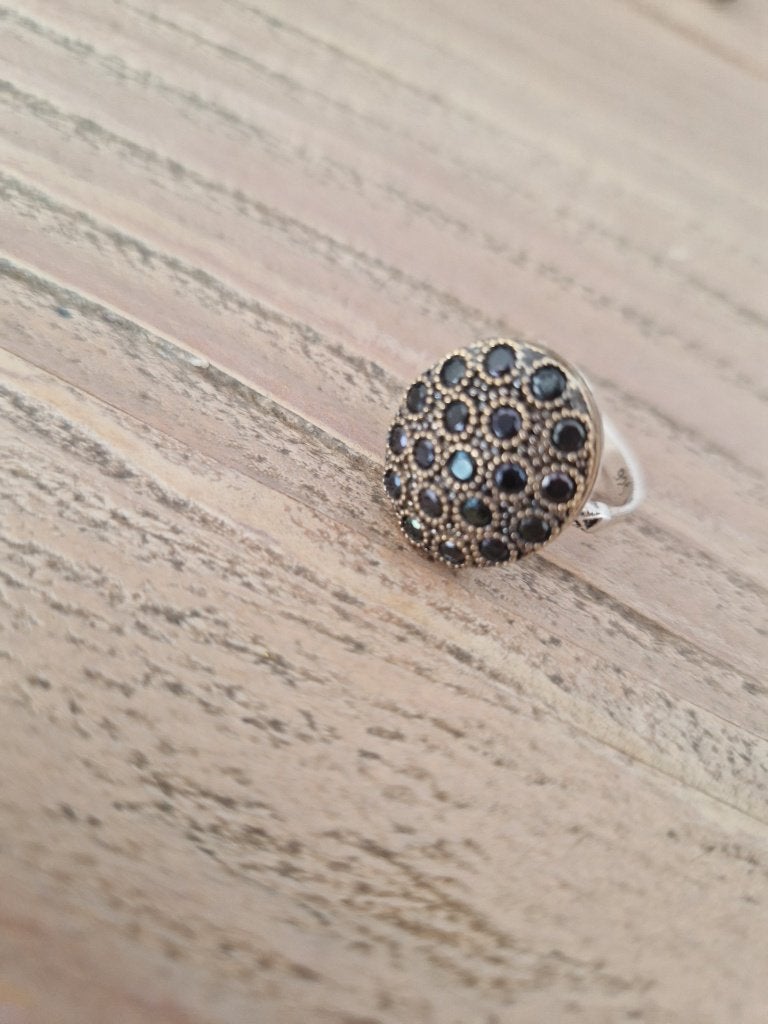 Antieke, zilveren ring met onyx. Maat 18.