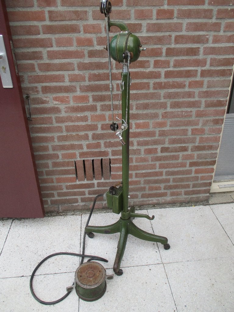 Antieke tandartsboor op statief , met voetbediening., Ophalen