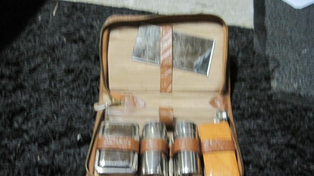 Vintage bruin lederen toilettas met inhoud, Antiek en Kunst, Ophalen of Verzenden