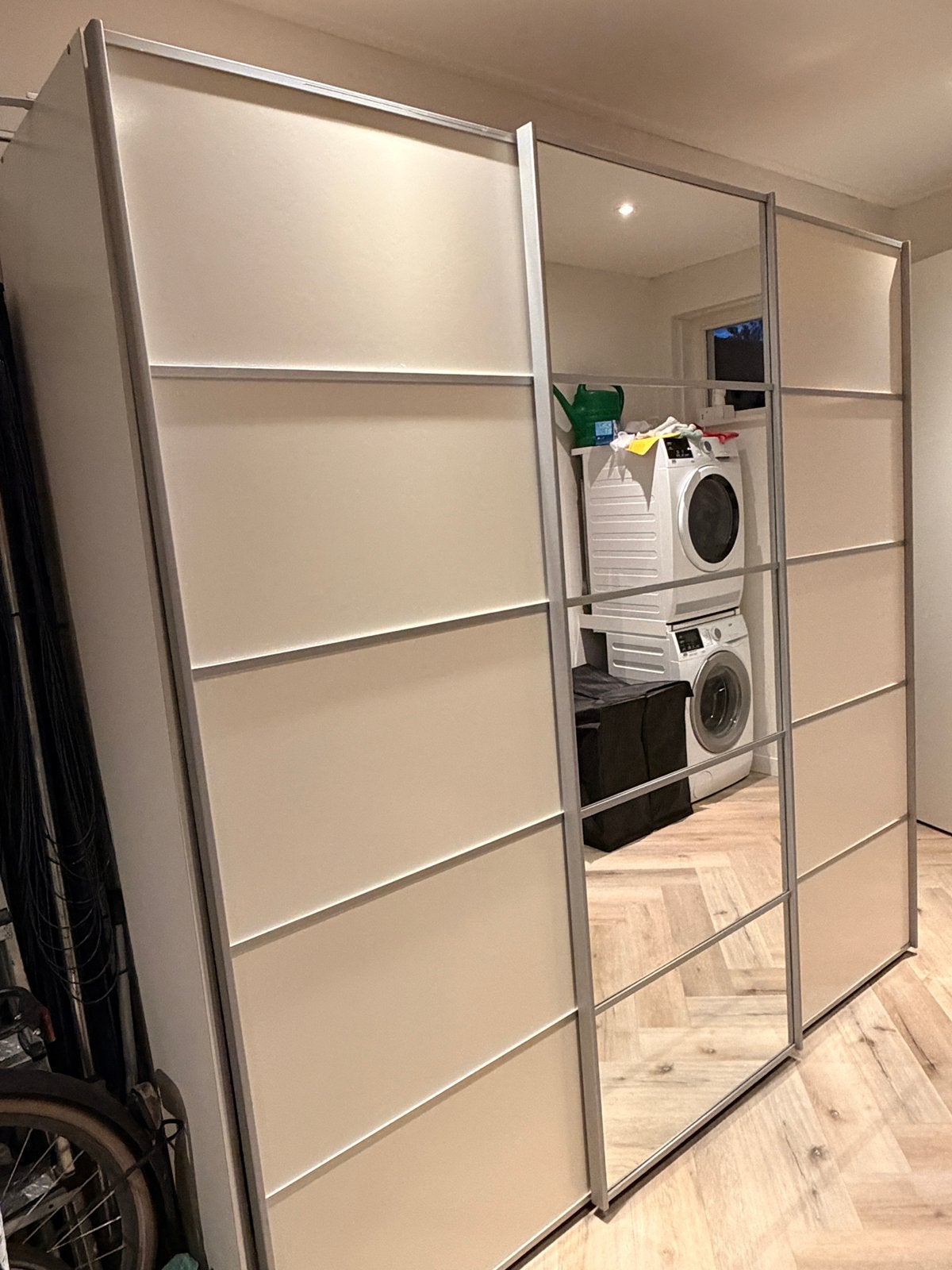 Zweefdeurkast 222x58x217 LxBxH (Gratis), Huis en Inrichting, Ophalen, Gebruikt, 200 cm of meer, Met plank(en)