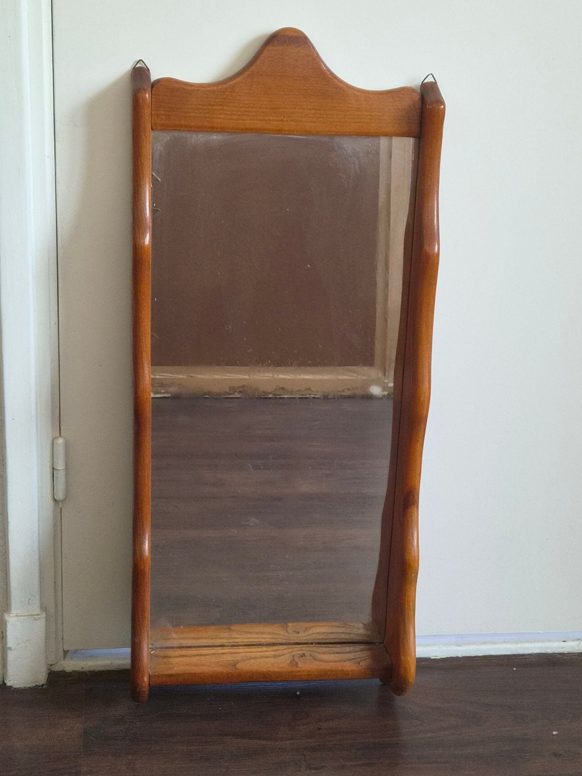 Vintage houten spiegel met sierlijke lijst, Huis en Inrichting, Ophalen, Rechthoekig, Minder dan 50 cm, Minder dan 100 cm