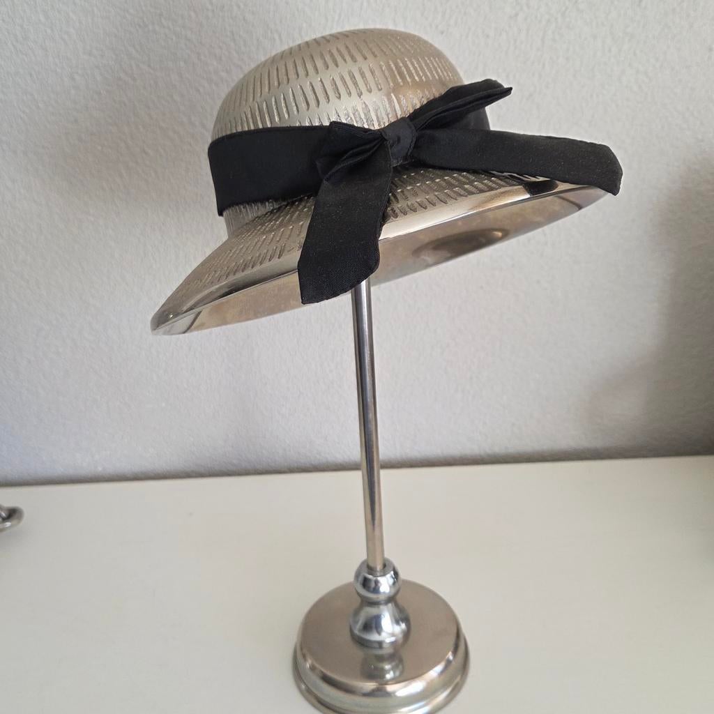 Riviera Maison Decoratieve hoed op standaard - Metaal, Huis en Inrichting, Woonaccessoires | Overige, Zo goed als nieuw, Metaal