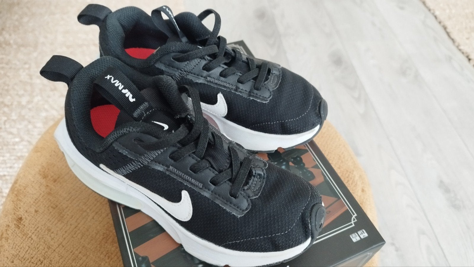 Nike...Zwart en wit. Maat 31, Kinderen en Baby's, Kinderkleding | Schoenen en Sokken, Ophalen of Verzenden, Zo goed als nieuw