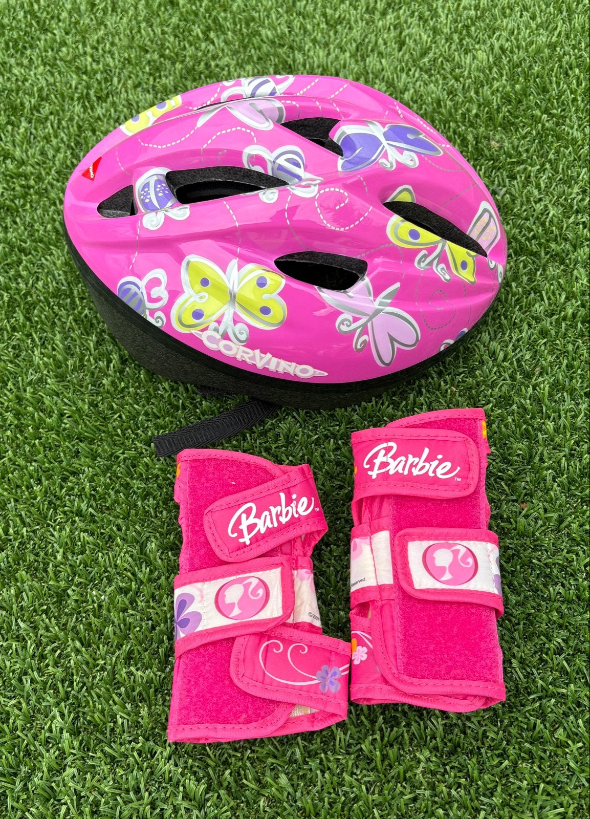 Roze fietshelm en Barbie polsbeschermers voor kinderen, Ophalen of Verzenden, Gebruikt, Overige maten, Meisje