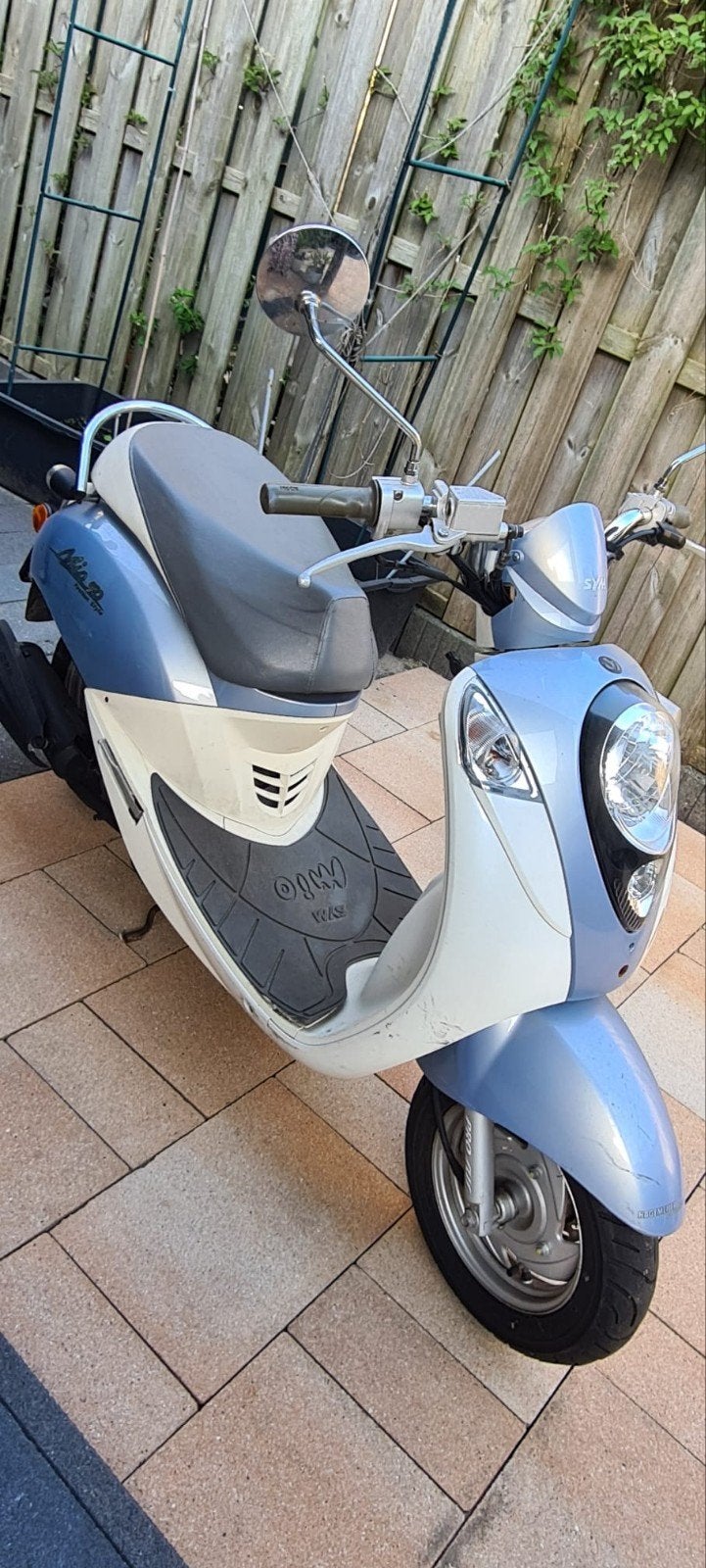 SYM Mio 50 Scooter - Blauw/Wit, Fietsen en Brommers, Gebruikt, Benzine, Maximaal 25 km/u, Ophalen