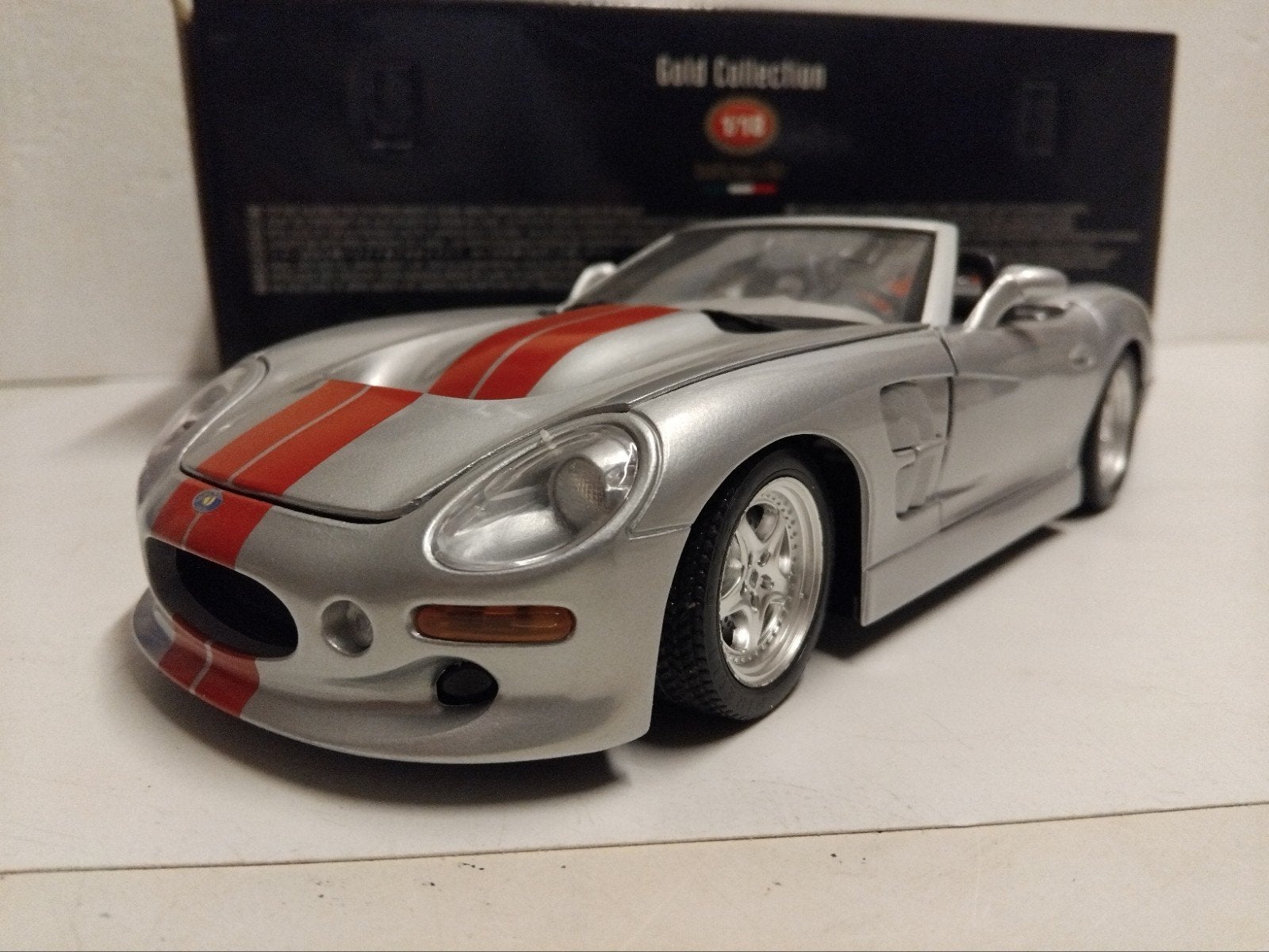 Shelby series 1 silver red stripe '99 Bburago metal 1:18 KRD, Ophalen of Verzenden, Zo goed als nieuw, Auto, Overige merken