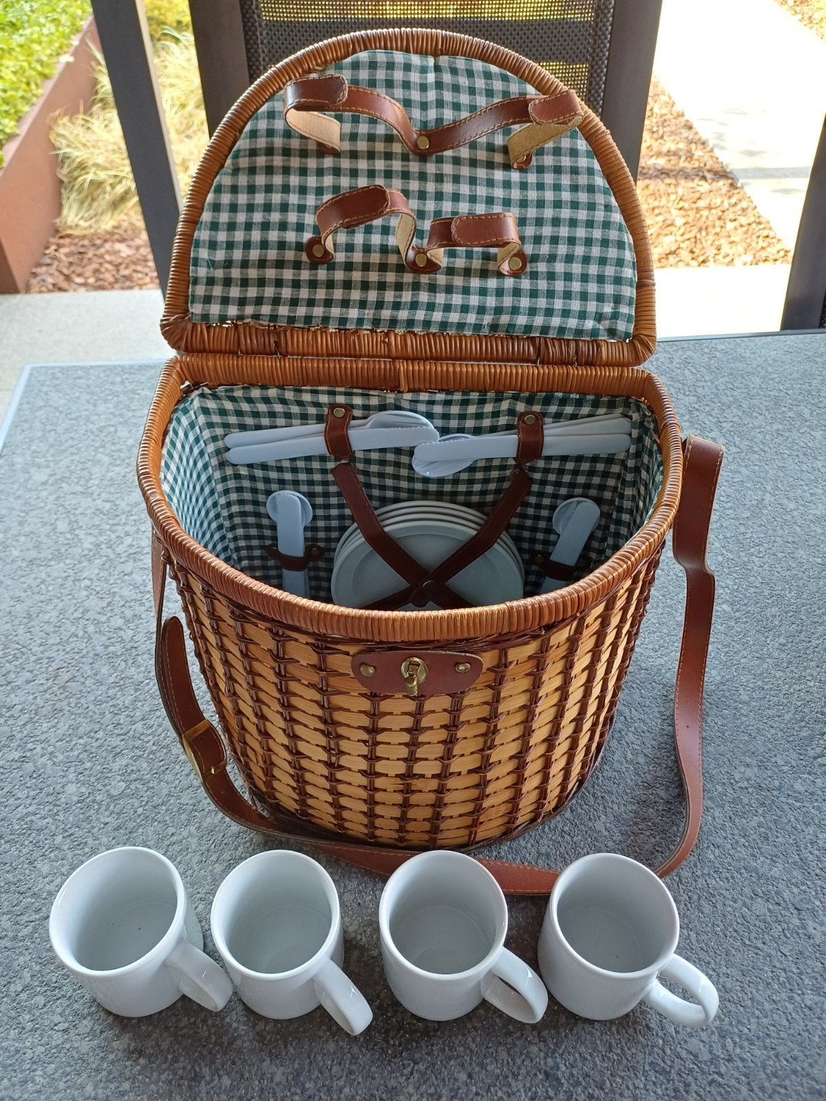 Te koop: Rieten picknickmand incl 4 persoons servies, Ophalen, Gebruikt