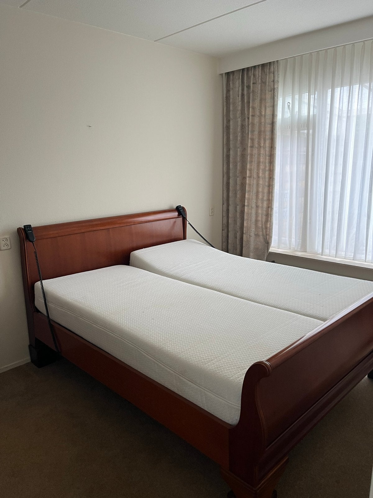 Tweepersoonsbed met elektrisch verstelbare lattenbodems, Ophalen, Bruin, Tweepersoons, 180 cm