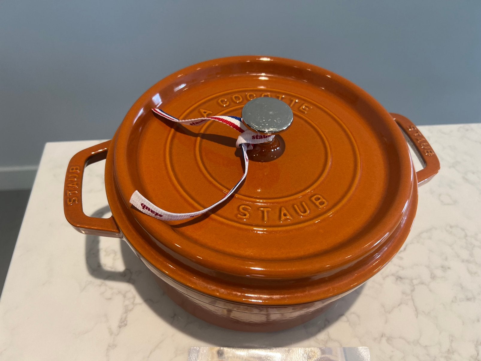 Staub La Cocotte 24 cm Kaneel, heel goede staat, Met handvatten, Ophalen of Verzenden, Zo goed als nieuw, Staub