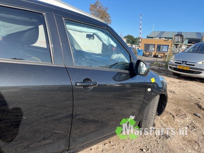 Portier 4Deurs rechts-voor van een Suzuki Swift