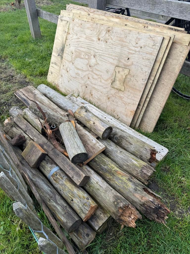 Gratis brandhout: diverse palen en planken, Tuin en Terras, Haardhout, Minder dan 3 m³, Ophalen, Overige houtsoorten, Blokken