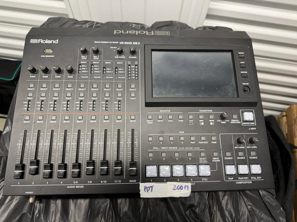 Roland VR-50HD MK II Multi-Format AV Mixer, Muziek en Instrumenten, Mengpanelen, Ophalen, Gebruikt, 10 tot 20 kanalen, Microfooningang