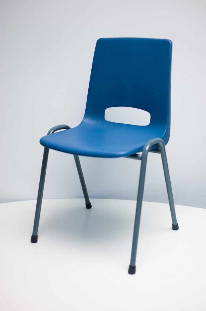 19 stoelen blauw en rood (prijs per stuk stapelbaar), Huis en Inrichting, Stoelen, Ophalen, Gebruikt, Blauw, Vintage