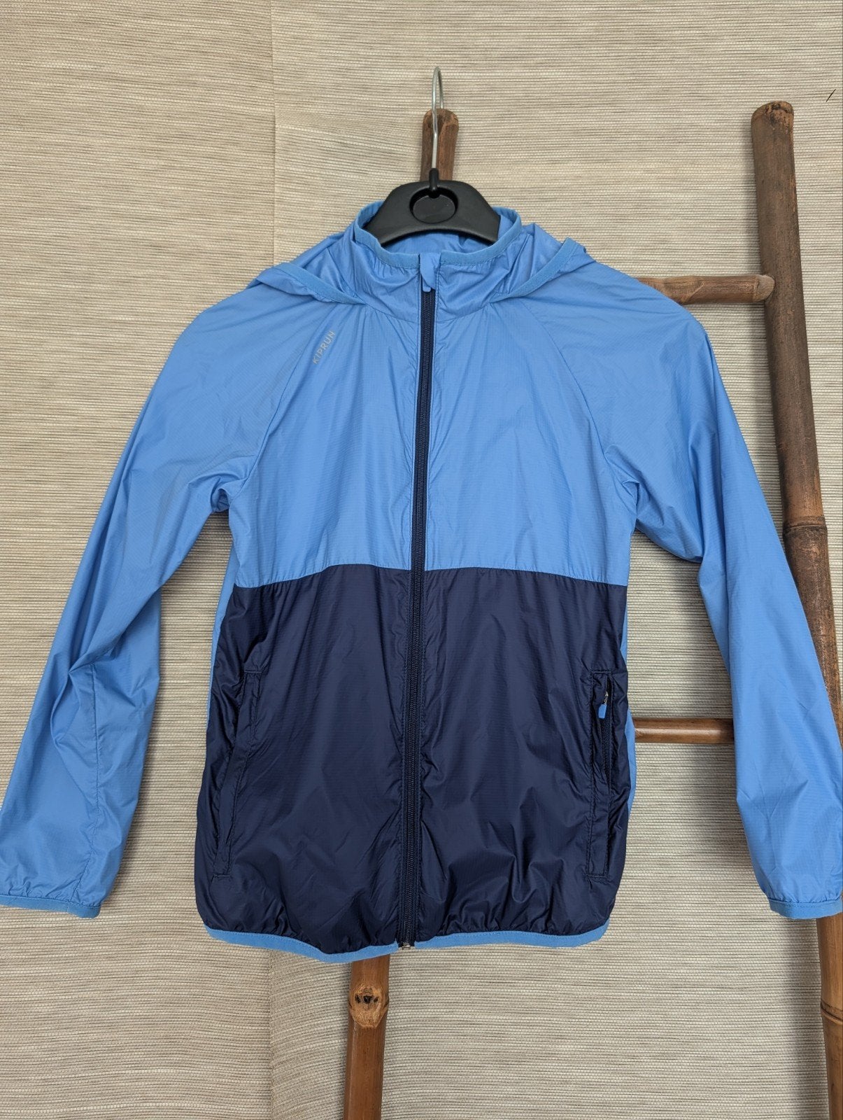 Kiprun wind jas hardlopen maat 122-128, Kinderen en Baby's, Kinderkleding | Maat 122, Ophalen of Verzenden, Zo goed als nieuw