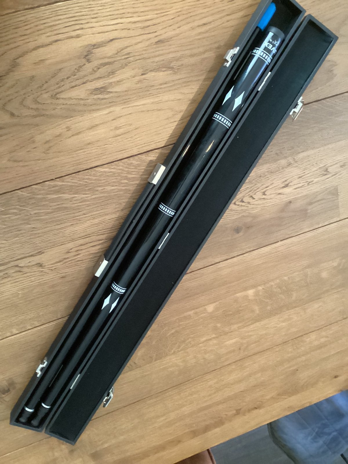 Aangeboden een carbonkeu merk Livex 3 ster, Ophalen of Verzenden, Zo goed als nieuw, Keu of Ballen