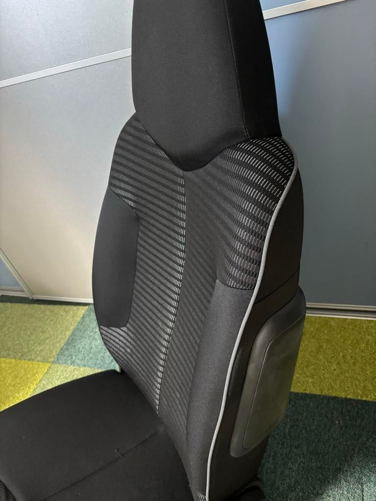 Splinternieuwe autostoel Peugeot107 c1 aygo, Ophalen, Nieuw