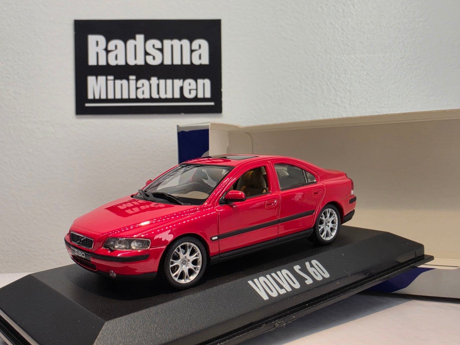 Volvo S60 - rood - 1:43 Minichamps, Auto, Ophalen of Verzenden, Zo goed als nieuw, MiniChamps