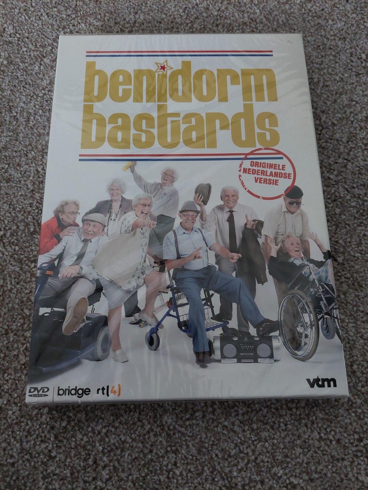 Benidorm Bastards - Originele NL Versie (nieuw in seal), Alle leeftijden, Ophalen of Verzenden, Nieuw in verpakking, Nederlands