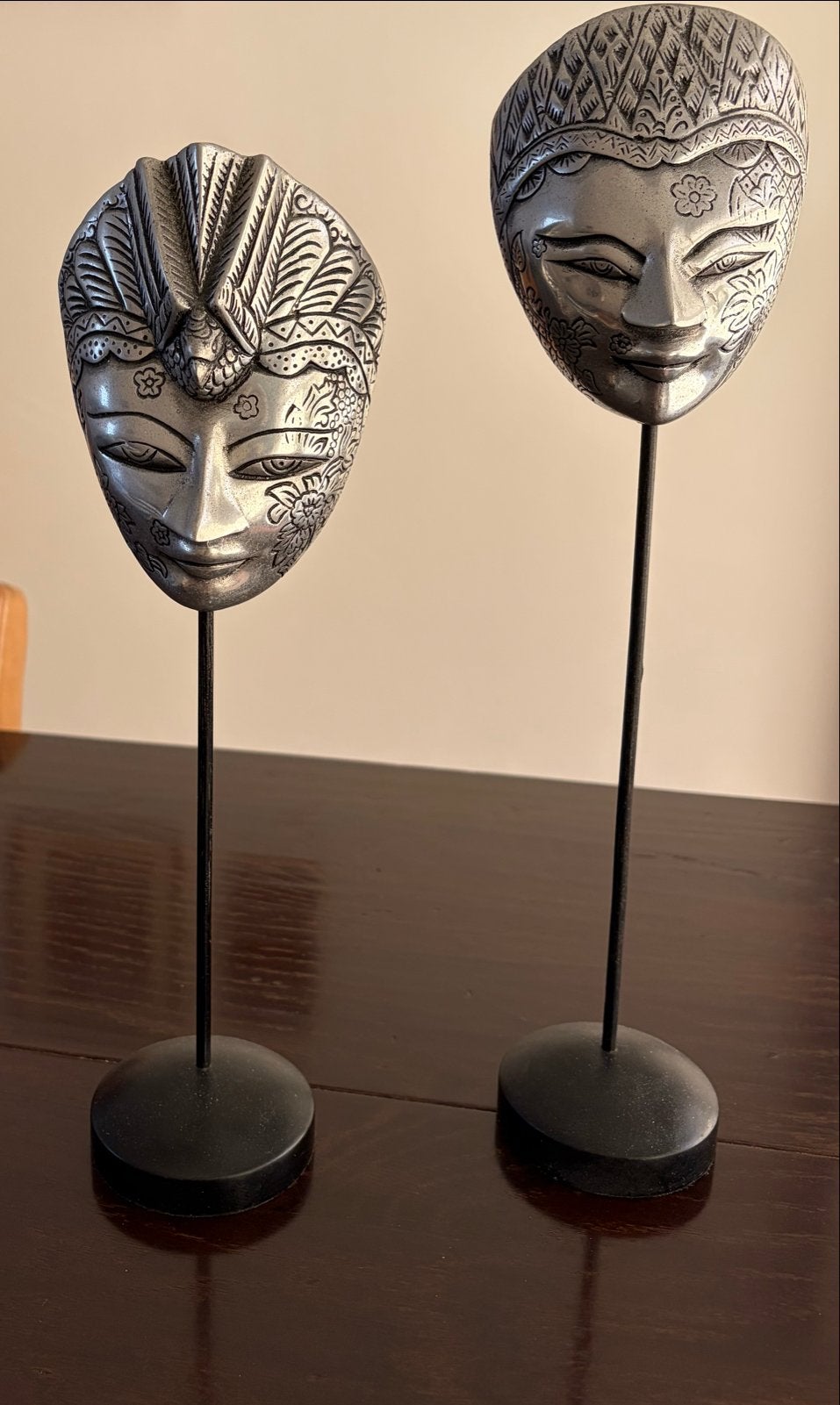 Decoratieve Balinese maskers op voet - Set van 2, Ophalen of Verzenden