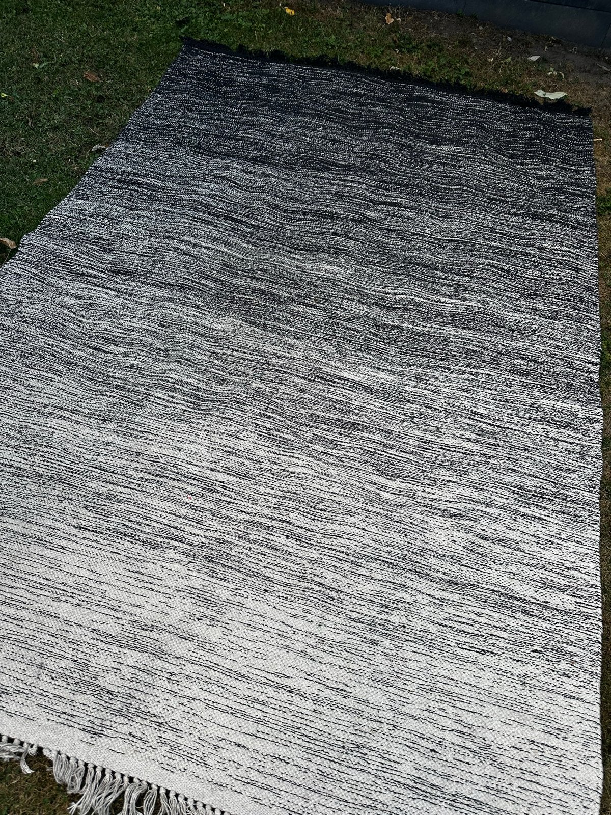 Stijlvol zwart-wit ombré vloerkleed met franjes, Huis en Inrichting, Ophalen, 100 tot 150 cm, Zwart, Zo goed als nieuw