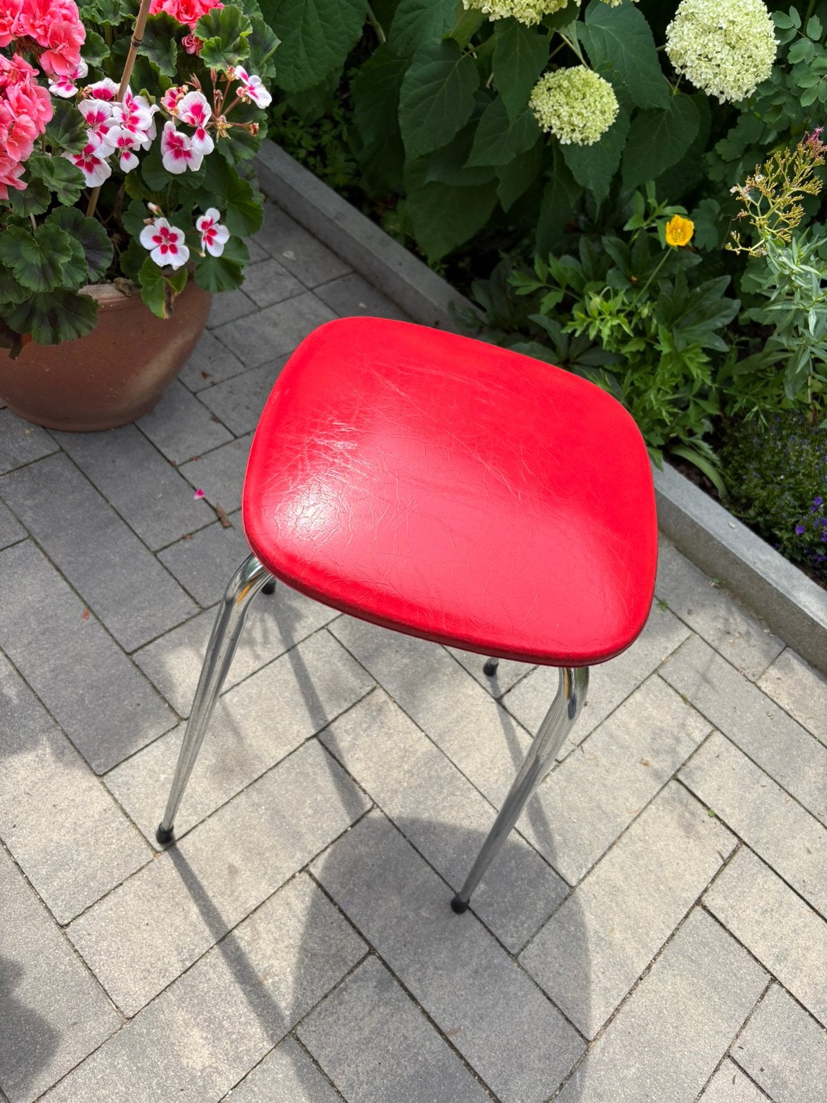 Jaren ‘70 krukje met rode skai bekleding , vintage retro, Ophalen, Huis en Inrichting