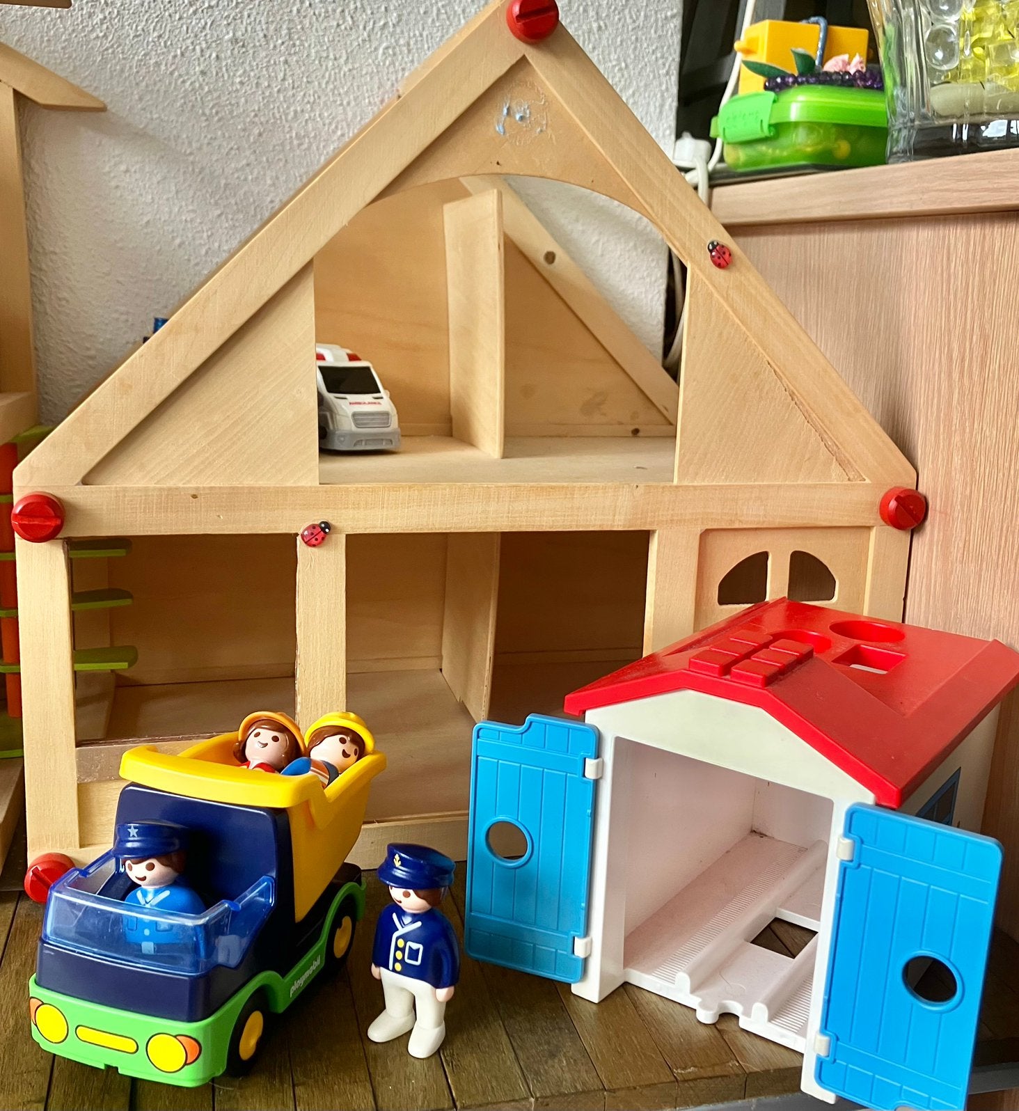 Speelgoed auto garage en 4 poppetjes, Ophalen of Verzenden, Zo goed als nieuw, Kunststof