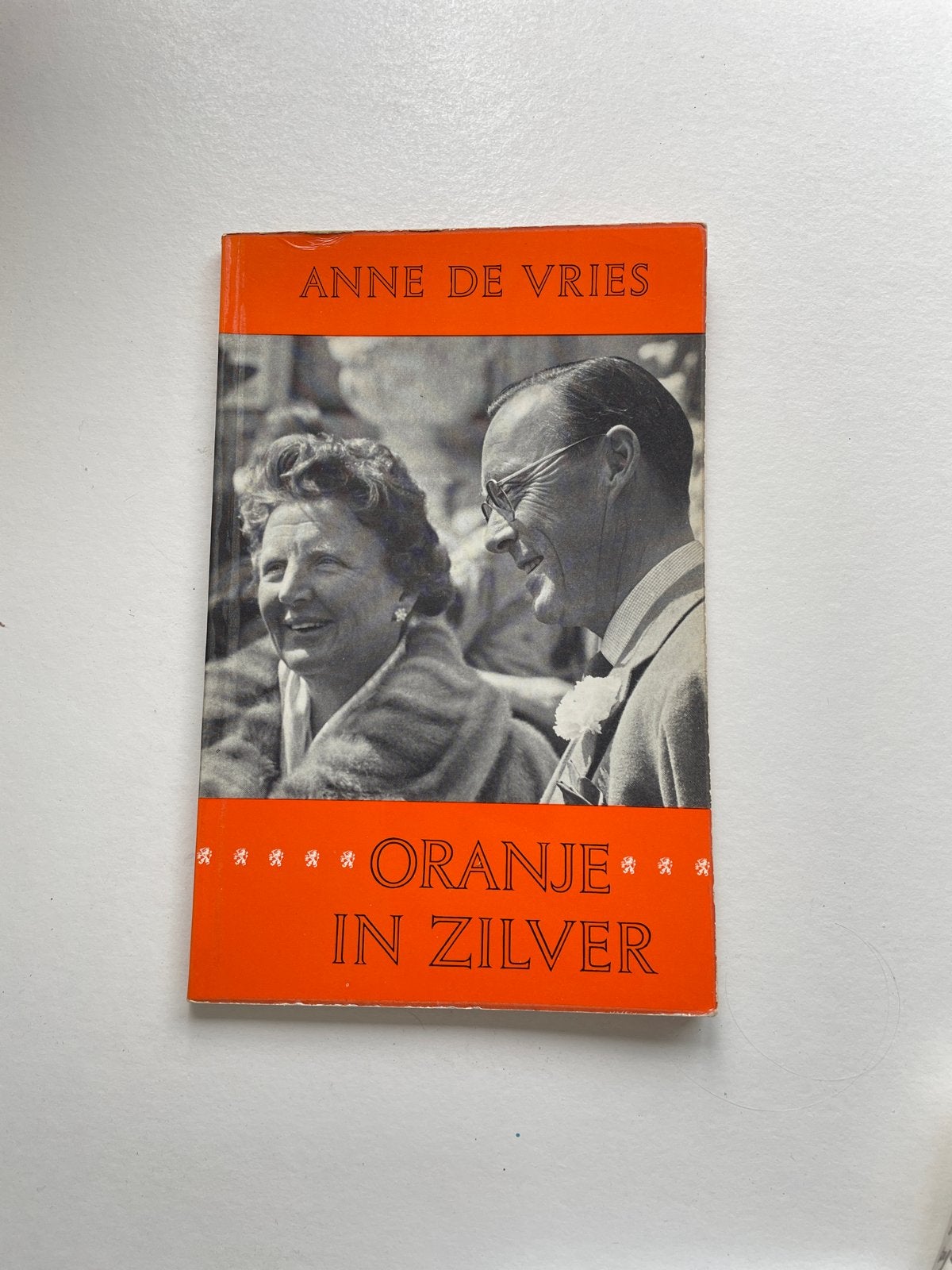Oranje in zilver - Anne de Vries (1962), Ophalen of Verzenden, Gelezen, Non-fictie