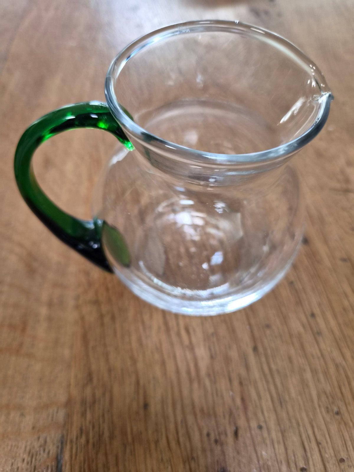 Glazen schenkkannetje met groen handvat - 9 cm hoog, Ophalen of Verzenden