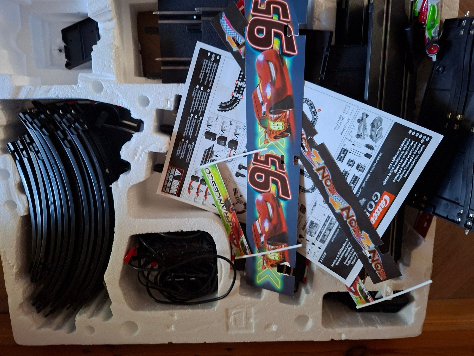Carrera GO!!! Neon Shift 'N' Drift Racebaan - Disney Cars, Ophalen