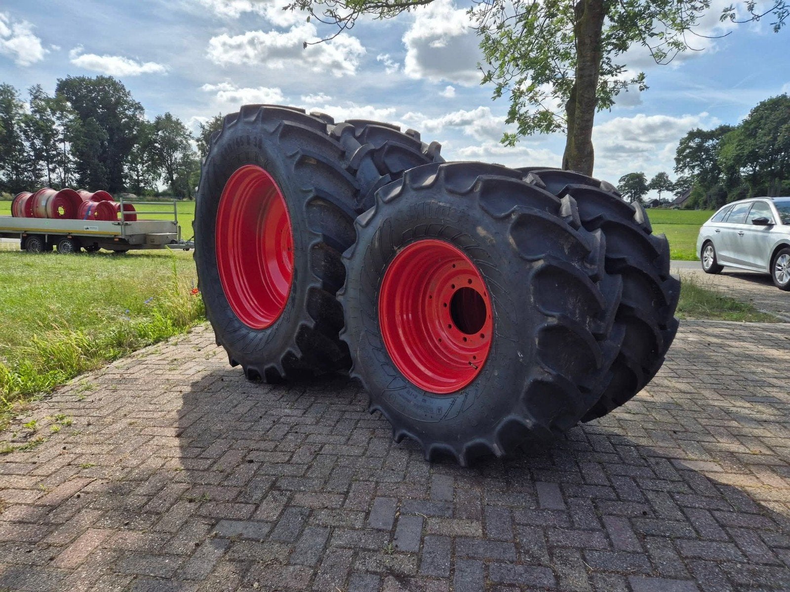 Mitas 600/65r38 540/65r24 Fendt 300

Set Mitas Demontage w, Ophalen
