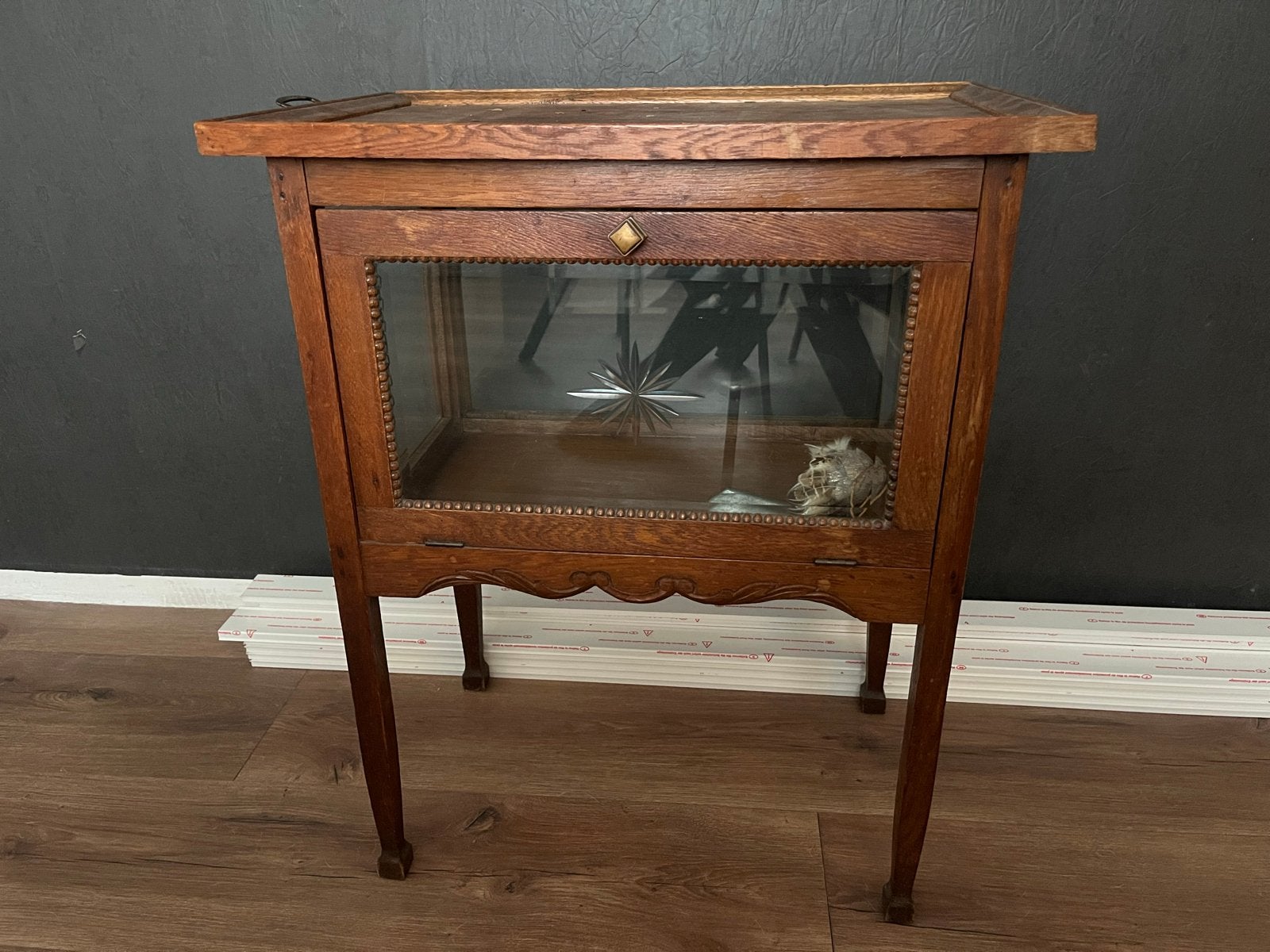 Antieke houten vitrinekast met geslepen glazen deurtje, Ophalen