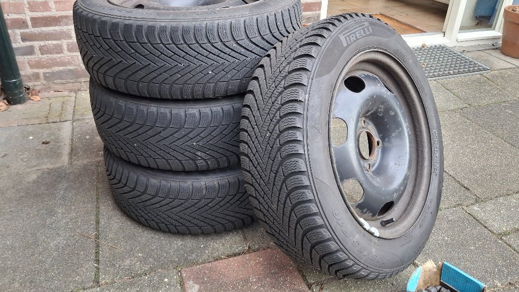 4 Winterbanden Pirelli 205/55 R16 met velg, 6mm profiel, Ophalen, Gebruikt, 16 inch, Banden en Velgen