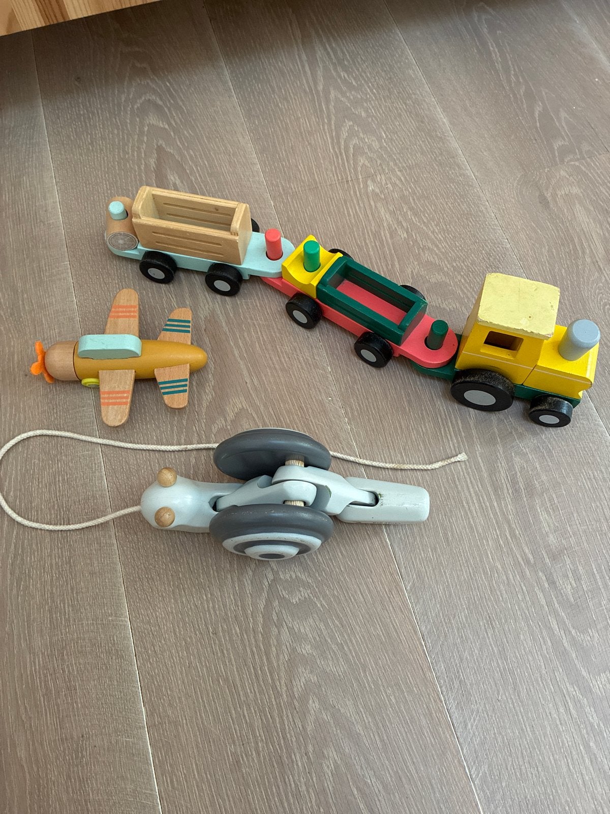 Houten speelgoed: trein, vliegtuig en rups (Gratis), Kinderen en Baby's, Speelgoed | Houten speelgoed, Ophalen, Gebruikt, Rij- of Hobbelspeelgoed