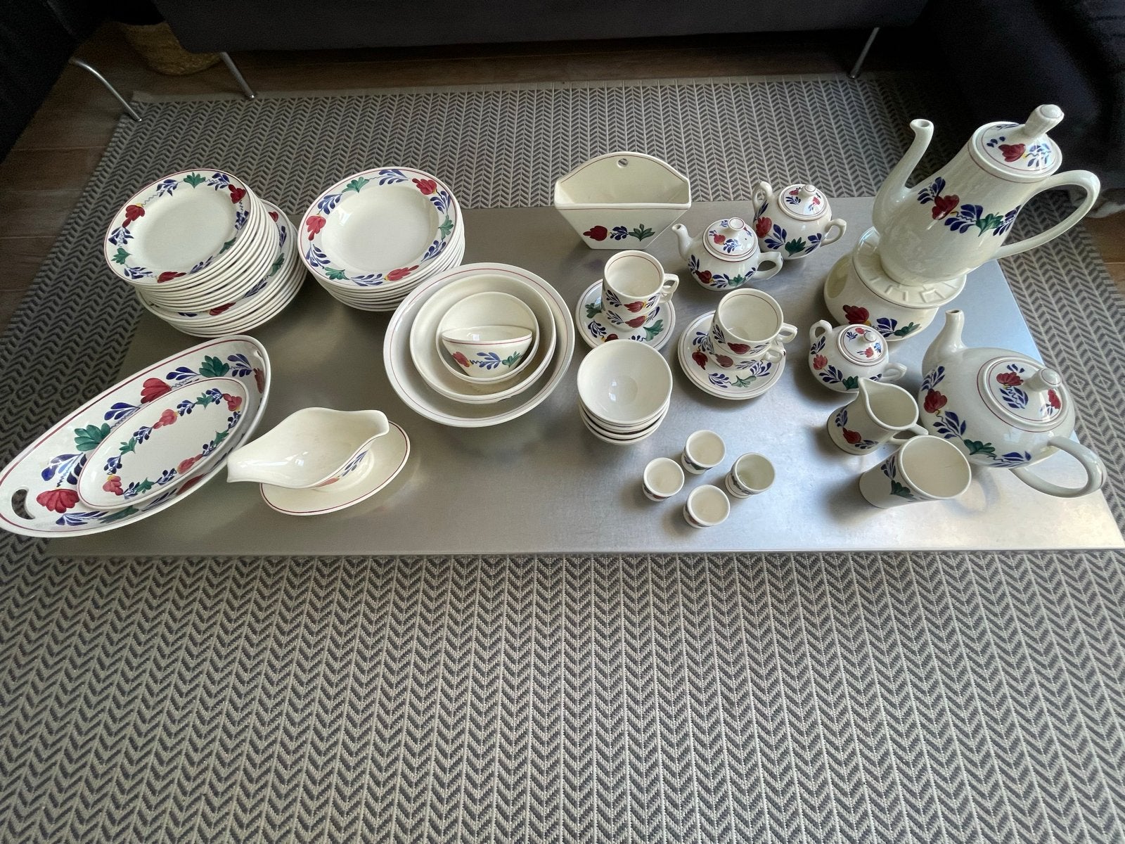 Uitgebreid Boch Frères 'Boerenbont' servies - Handgeschilder, Antiek en Kunst, Antiek | Servies compleet, Ophalen