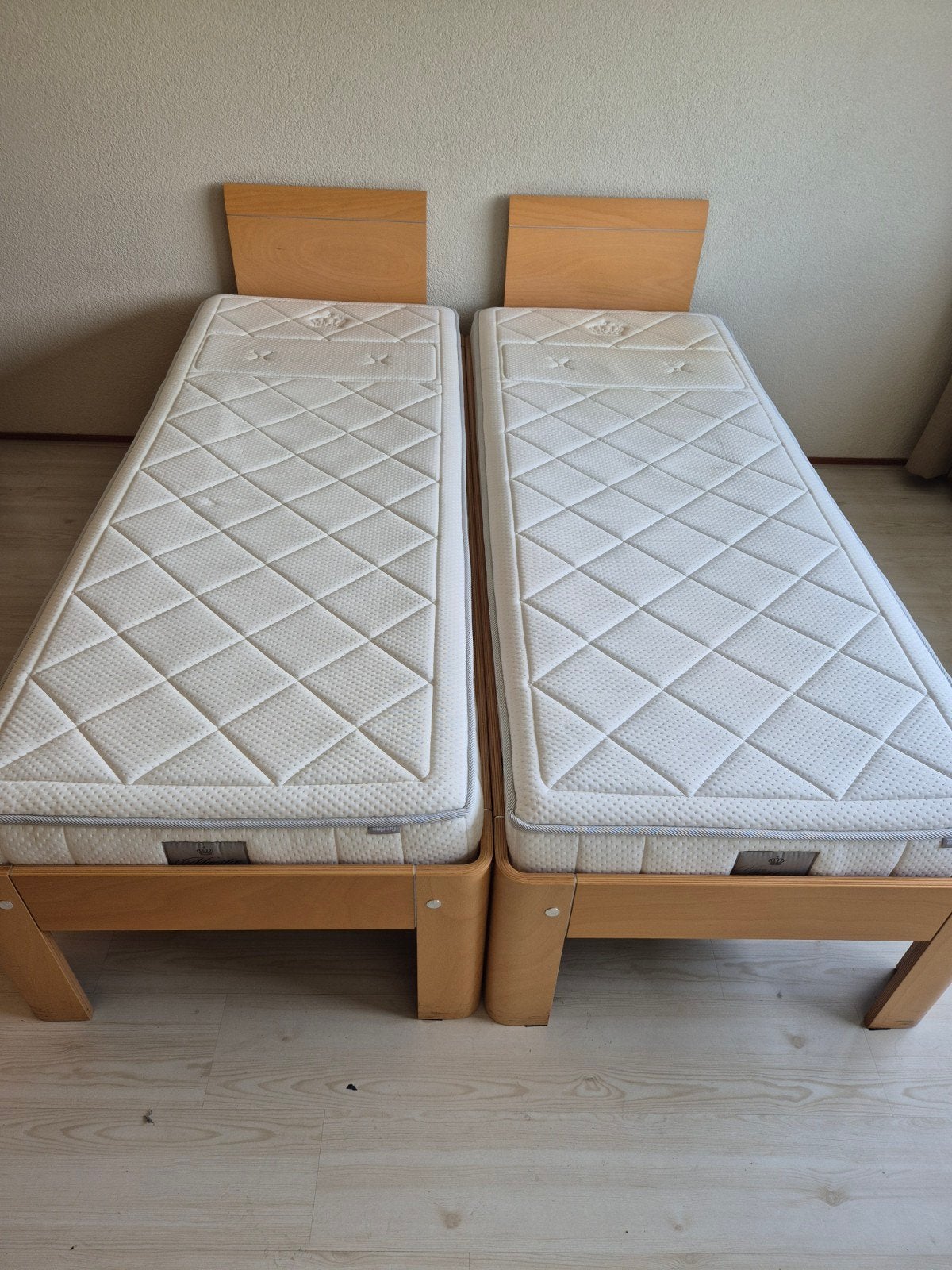 2x Auping Auronde 80x200 met spiraalbodem en matrassen,, Ophalen