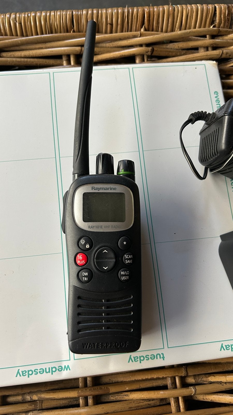 Raymarine RAY101E VHF Radio Marifoon - Waterdicht, Ophalen of Verzenden, Zo goed als nieuw, 5 tot 15 km, Portofoon of Walkie-talkie