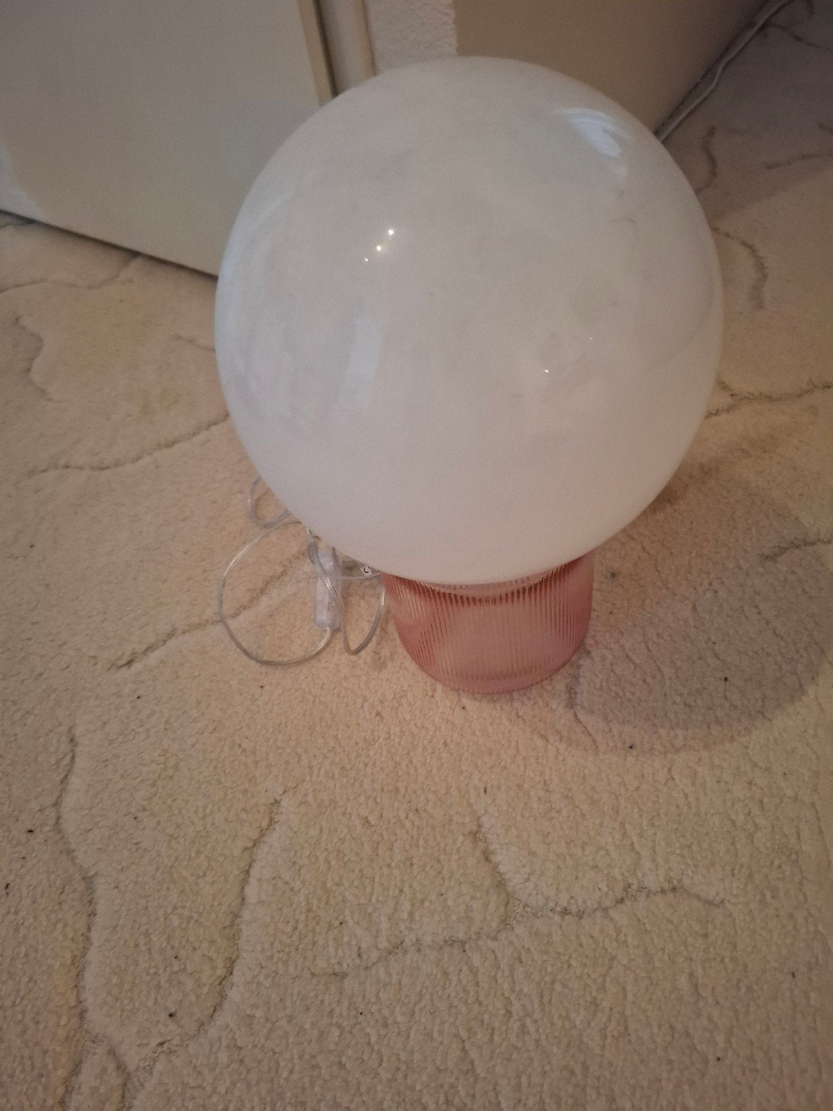 Stijlvolle Tafellamp met Roze Geribbelde Voet en Bolle Kap, Huis en Inrichting, Lampen | Tafellampen, Ophalen of Verzenden, Zo goed als nieuw