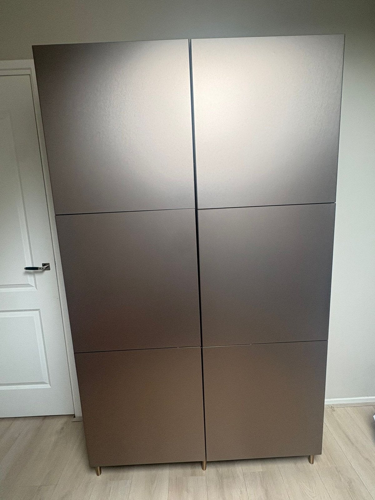 IKEA BESTÅ Opberger met deuren, licht brons effect, Ophalen, Overige materialen, Gebruikt, 100 tot 150 cm