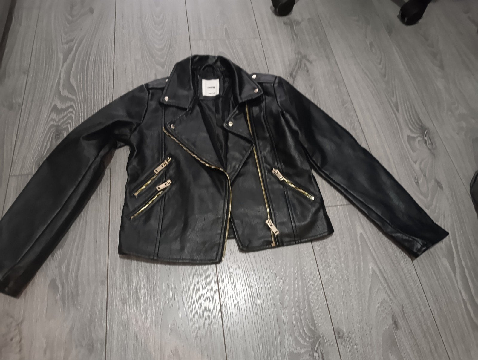 Stoere zwarte bikerjack maat 140 - zo goed als nieuw, Jongen of Meisje, Ophalen of Verzenden, Zo goed als nieuw, Sinsay
