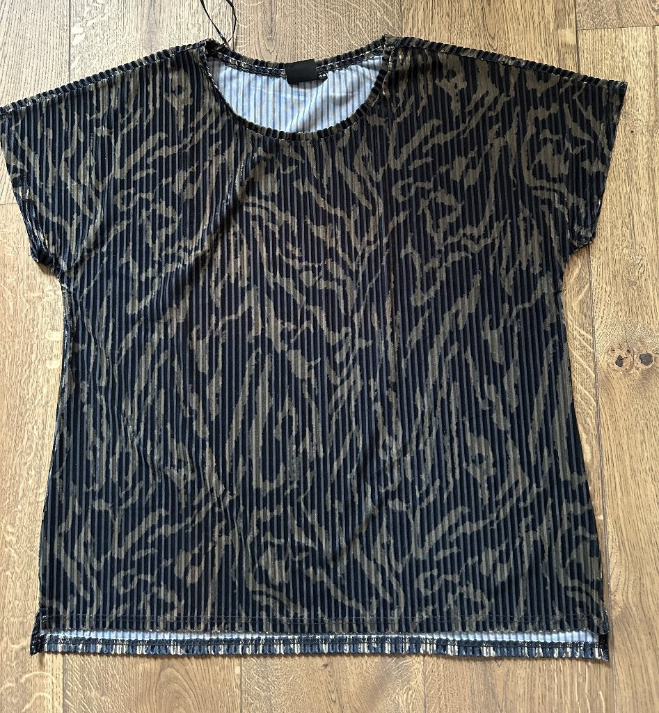 Ladies +size / Wibra t-shirt zwart/ groengoud maat 46/48, Zwart, Maat 46/48 (XL) of groter, Ophalen of Verzenden, Zo goed als nieuw