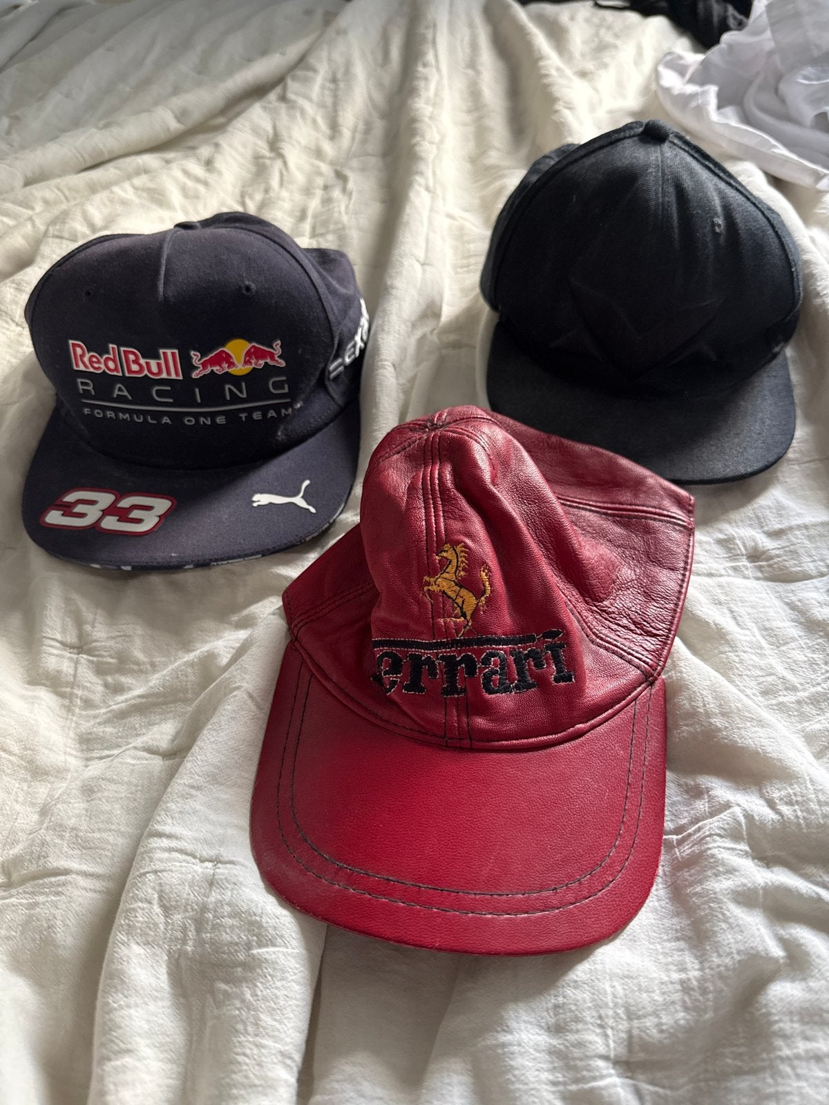 Diverse petten: Red Bull Racing, Ferrari en effen zwart, Kleding | Heren, Ophalen of Verzenden, Gedragen, One size fits all, Pet