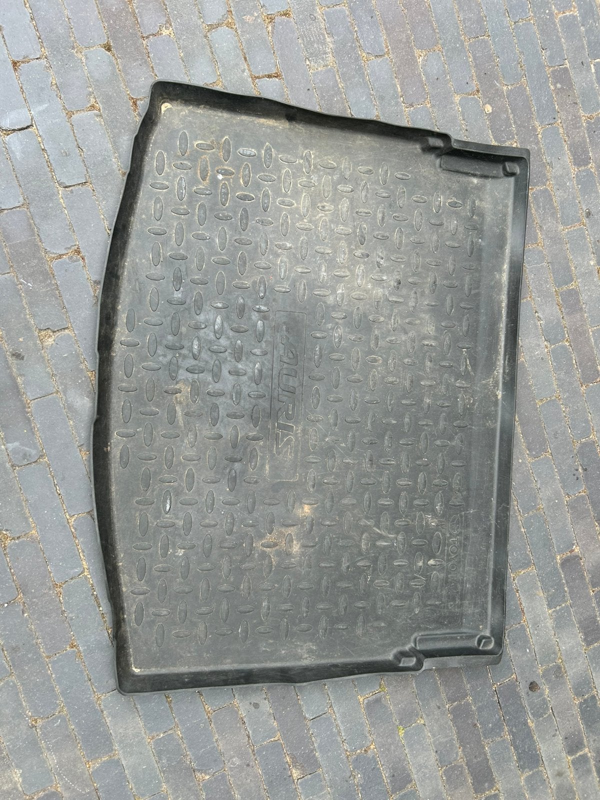 Toyota Auris hybride kofferbakmat - rubber, Ophalen, Zo goed als nieuw