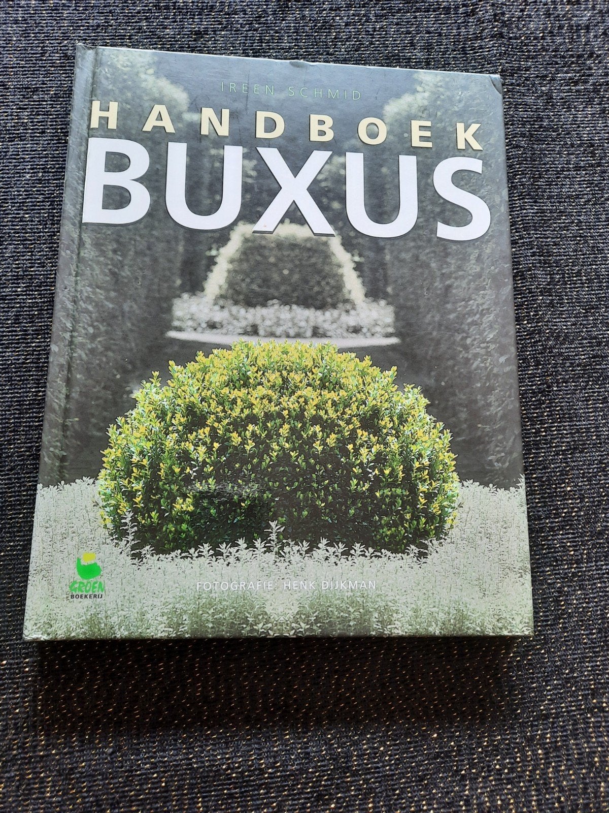 Handboek Buxus - Ireen Schmid - Hardcover - In nieuwstaat, Ophalen of Verzenden, Zo goed als nieuw, Ireen Schmid, Tuinieren en Tuinplanten