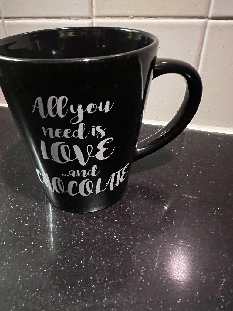 zwarte beker mok All you need is love and chocola, Nieuw, Ophalen of Verzenden, Overige stijlen, Kop(pen) en/of Schotel(s)